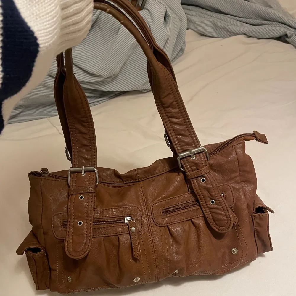 Säljer denna bruna vintage väskan.. Väskor.