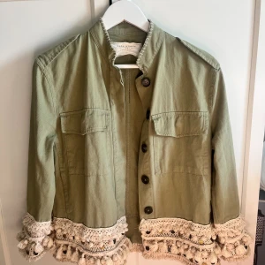 Zara jacka - Säljer denna riktigt fina vår jacka från zara 