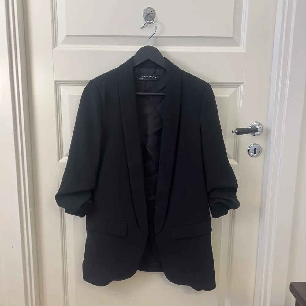 Svart blazer från Zaras kollektion 2019. Kostymer.