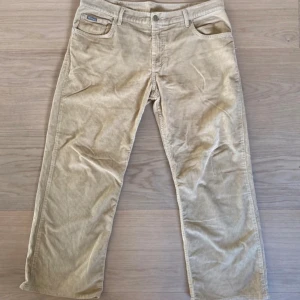 Manchester jeans - Dessa är till för dig som söker jeans med Loose passform och bred benöppning och tunt jeans material för sommaren.  Dessa är tyvärr för stora för mig o därför inte kommit till större användning. Annars är de feta o speciellt färgen/mönstret! 