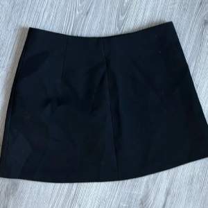 Säljer denna helt oanvända kjol från zara i svart då jag har en likadan! Skriv för fler bilder🤍🤍
