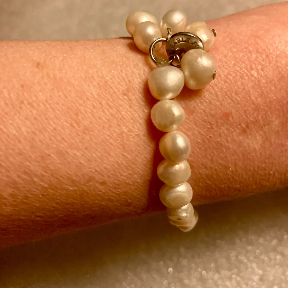 Fint armband med vita sötvattenspärlor från Pearls For Girls, nickelfritt. Inget att anmärka på.. Accessoarer.