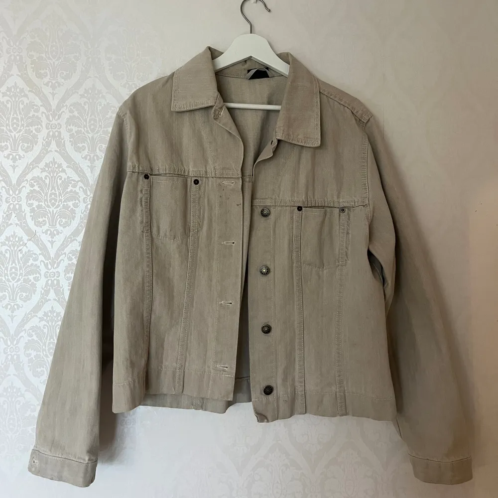 Beige tunn jacka, jeansliknande material Storlek står som 44 men skulle säga S/M. Jackor.