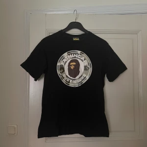 Vintage Bape t-shirt - Svart Bape Tee som förvarats i min garderob nu i ca 4 år.  I mycket bra skick. 100% bomull med en boxig form. Tröjan är Large men skulle snarare kalla den medium då den passar rätt bra på mig som är 177 lång och väger ca 70kg.