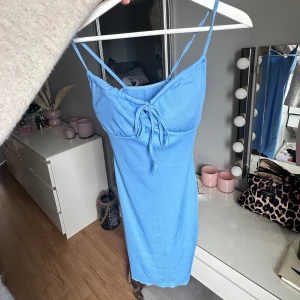 Blå klänning - Har tyvär ingen bild på💙skitsnygg på då den formar kroppen snyggt. Vaddering i brösten så man behöver ingen bh. Köpt i Spanien 