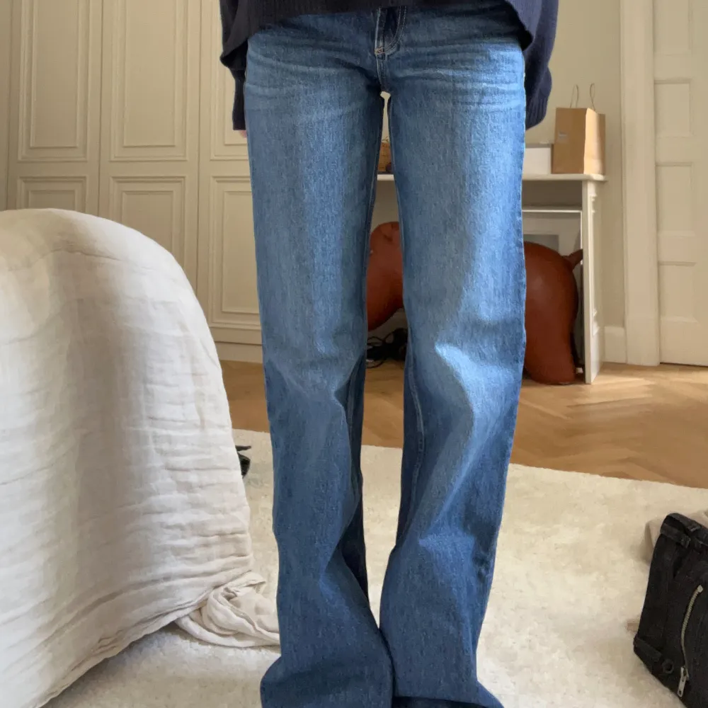 Lågmidjade Zara jeans som är prefekt nu till våren! ✨. Jeans & Byxor.