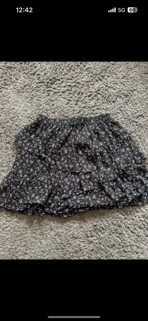 Blommig kjol - Knappt använd 