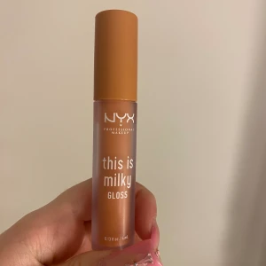 nyx milky gloss - det är gamla formulan som inte tillverkas längre. den gamla har knappt någon doft jämfört med den nya som luktar extremt mycket. ej använd 