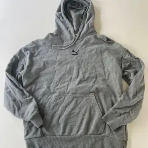 Grå oversized hoodie med center logo  storlek large Bra skick 