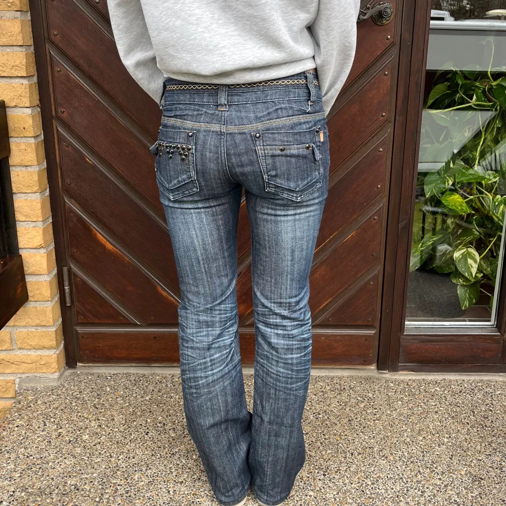 Lågmidjade bootcutjeans, med coola detaljer. Midjemått 78cm Innerbenslängd 78cm. Jeans & Byxor.