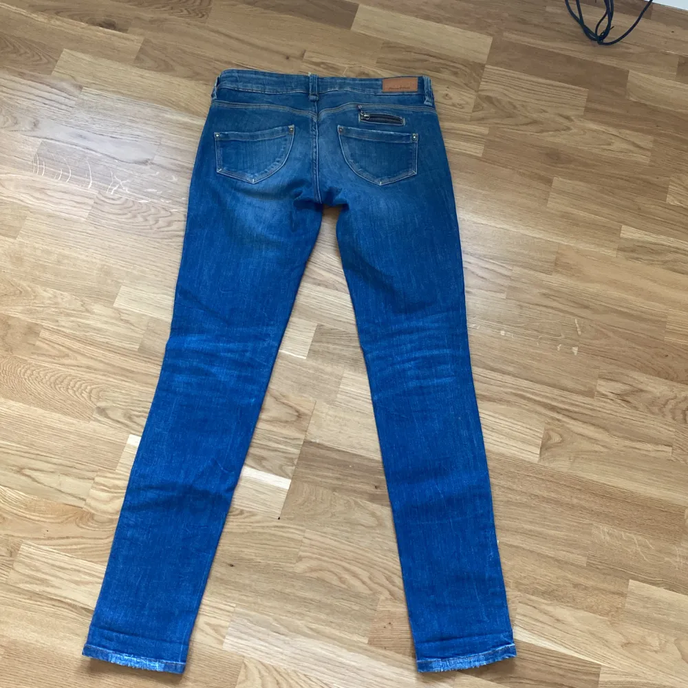 Ett par straight jeans i bra skick. Med många snygga detaljer, skriv privat för mer info🥰. Jeans & Byxor.
