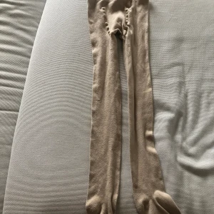 Strumpbyxor  - Strumpbyxor som är vita. Super snygga. Storlek 8-9