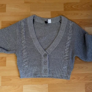 Stickad tröja  - Säljer denna stickade tröja från Hm. Glömt priset på tröjan. 