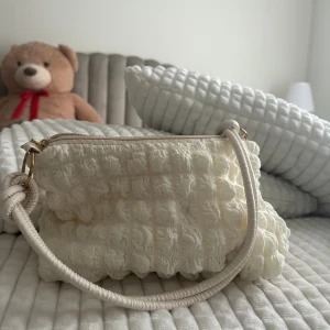 Axelremsväska  - Super fin beige väska som inte kommer till användning 