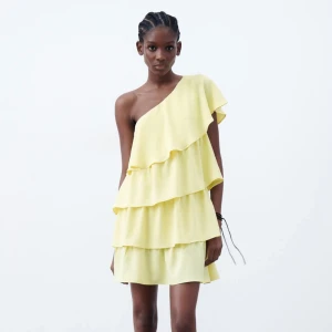 Gul volangklänning zara  - Säljer nu min såååå drömmiga volangklänning från zara🥰Perfekt till midsommar eller när som under sommaren❤️‍🔥Storlek M men passar XS-M lika bra🥰Skriv för fler frågor!