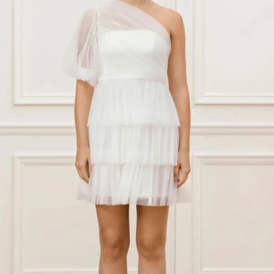 By malina examen klänning  - Klänningen är i lysande form. Klänningen är festlig och kan användas för flera festliga tillställningar. Köparen står för frakten.