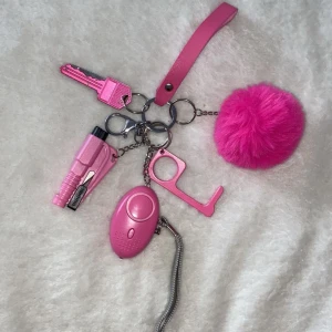 Självförsvarsnycklar - Säkerhetsnycklar som inkluderar: Kniv Visselpipa Larm med ficklampa  Rutkrossare Fluffig boll