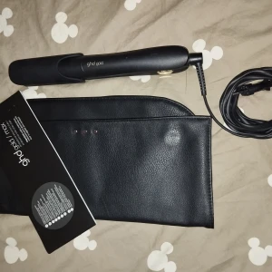 GHD gold max plattång  - GHD bästa plattång du kan använda 💁 GHD gold max. Med extra lång 2.7  sladd Värms upp på 25 sekunder Värmeväska att lägga ner den i. Ny pris 2300 sek I superfint skick. Säljes för 550