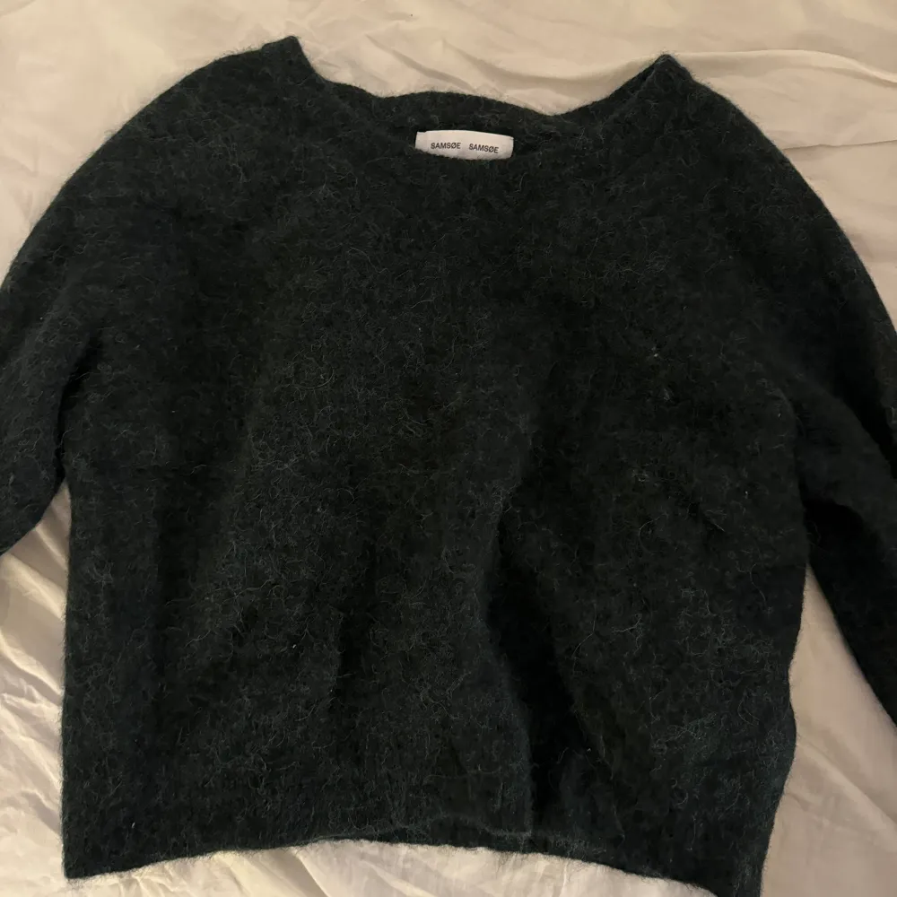Stickad tröja från SAMSØE SAMSØE i en ull/alpacka blandning. Passar som en S  Nypris: 1500 kr. Tröjor & Koftor.