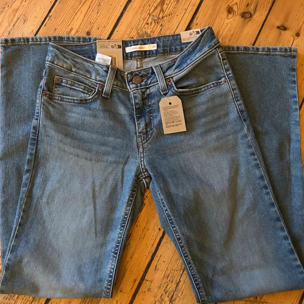 Skitsnygga lågmidjade levis jeans 😍som är lågmidjade och bootcut passar mig i längden som är 165 säljer pga av jag inte han skicka tillbaka ❤️ nypris 919kr. Jeans & Byxor.