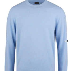 100% Kashmir Tröja - Sweatshirt från Stenströms i 100% Kashmir Litet hål i vänster armhåla med kan lätt fixas. Snygg ljusblå färg💠 Nypris: 3499kr