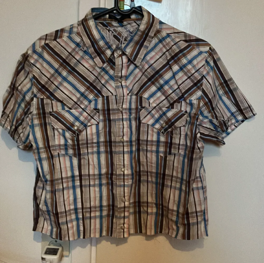 En kortärmad skjorta som jag croppat själv för en najs passform. Skjortor.