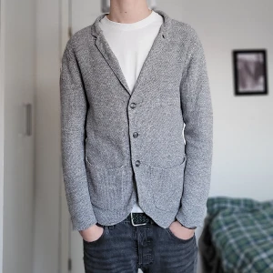 Stickad cardigan - Riktigt fet stickad cardigan! Storlek S, jag är 185! Inga skador