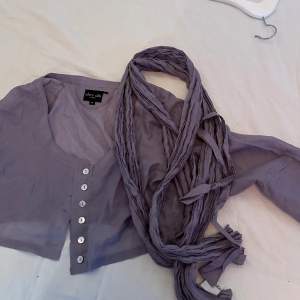 Byxkjol, blus samt accessoar. En komplett outfit i vacker lila från ”Olars Ulla”