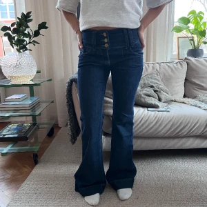 Jeans!! - Snygga jeans!! Midjemått:72cm Innerbenslängden:80cm