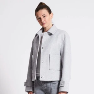  grå/vit kappa från lager  - Kappan är i storlek S men borde passa storlek xs-m. Kappan skulle kunna beskrivas som helt ny. Tar emot swish kan också mötas upp och ”köp via plick”