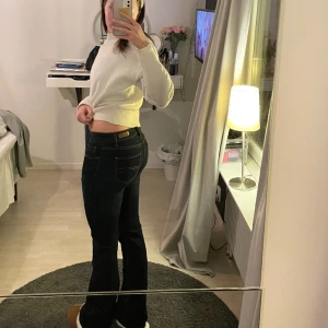 Bootcut jeans - Supersnygga bootcut jeans i mörkblå färg och snygg bakdel. Midjemått: 37 cm och innerbenslängden: 86 cm 