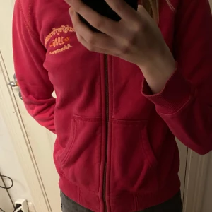 Dragkedje tröja peakperformance - Rosa zip tröja i bra skick  Fler bilder finns  Köparen står för frakten 