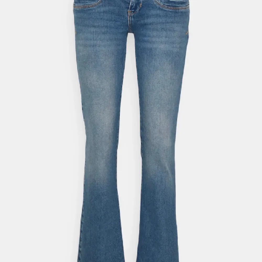 Säljer mina Ltb jeans då dom tyvärr inte passar, dom är i bra skick💓ny pris 900 Kan tänka mig att byta mot ett par w30 eller w31. Jeans & Byxor.