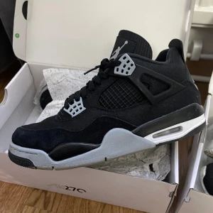 Air Jordan 4 Retro Black - Använt 1 gång dock så var de för små för mig . Ny skick annars .   Kan mötas i Stockholm. Annars levererar jag.