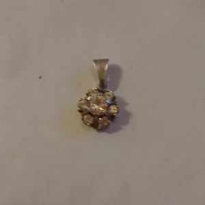 Hänge med vita stenar Silver 925 . - Hänge med vita stenar Silver 925 .fint skick .