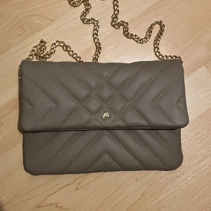 Axelremsväska  - En fin axelremsväska fran Anna Field 💕I färgen beige/brun