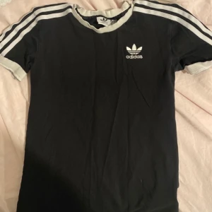 Adidas originals Tshirt - Väldigt bra skick! Använd 3 gånger