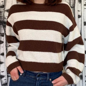 Stickad tröja  - Brun och vit stickad tröja från HM. Perfekt för mysdagar och till dem kallare dagarna☺️💕