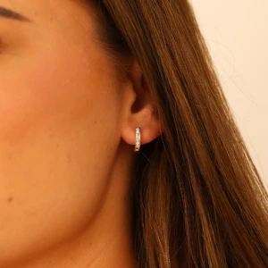 Örhängen i 18 karat, 1.5 cm - Örhängen i 18 karat Guld, som totalt väger 0.7 g. Örhängena mäter 1.5 cm. x 2.4 mm.