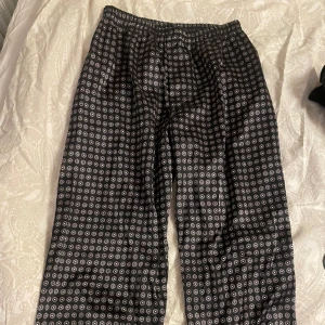 Mönstrade byxor  - Skit snygga med en stor stickad tröja, raka i modellen, har tröttnat lite på dom🫶🏼