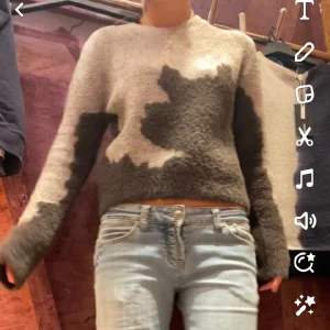 Stickad tröja - Supersnygg tröja som jag köpte på weekday i sommras, använd endast ett fåtal gånger så den är i bra skick🥰 köpte för ca 500