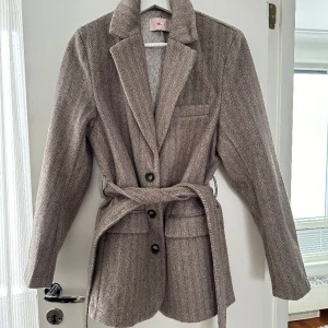 Kavaj  - Helt ny från Nelly. Kan även användas som kavajjacka till våren. Jättefin! Avtagbart skärp. Storlek xs. Nypris 899