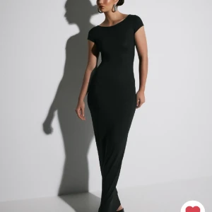 Nelly klänning - LångKlänning från nelly, så snygg aldrig använd endast testad hemma💋