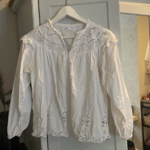 Vit blus  - Säljer denna blus ifrån zara barn. Storlek 164 och passar mig som har s-m vanligtvis 