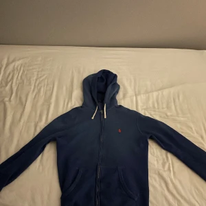 Blå Ralph lauren hoodie - Skriv för frågor eller innan köp. OBS en lånad bild.