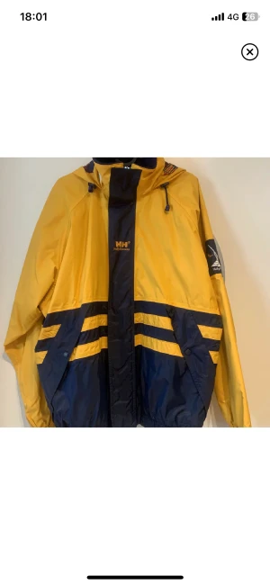 Vintage Helly Hansen  - Helly Hansen seglingsjacka / sailing jacket. Finns små och FÅ fläckar vid ärmen som knappt syns, har dock tyvärr inte mycket användning för denna jacka längre så den säljs! Pris kan diskuteras vid snabbaffär