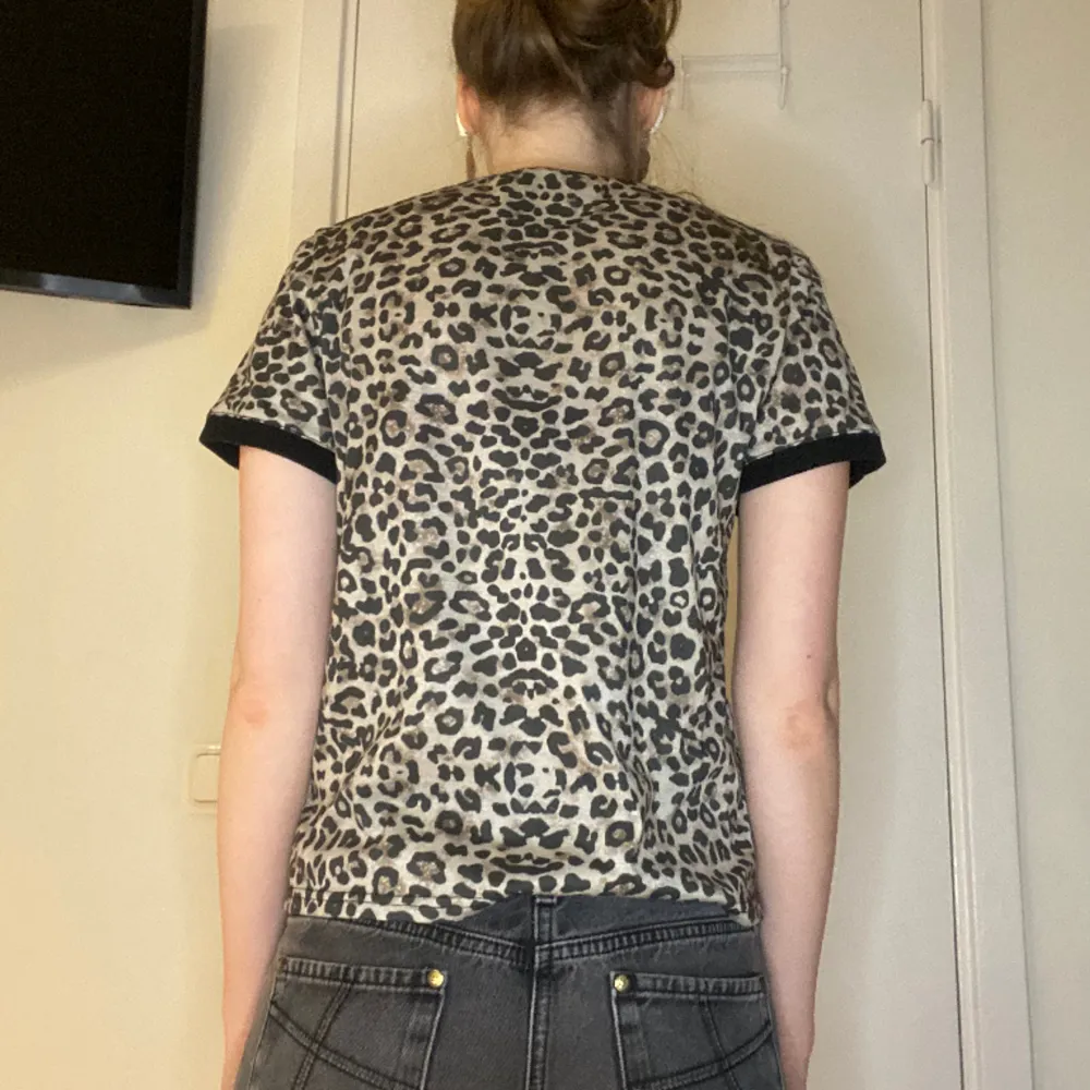 Cool t-shirt med leopard mönster som är väldigt trendigt just nu🐆 i ny skick🤗. Toppar.