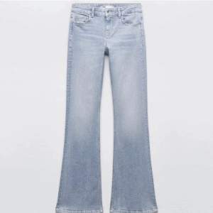 Säljer dessa lågmidjade jeans i från zara som jag inte tror går att köpa längre, nyskick❤️