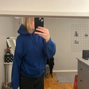Hoddie - Heeej! Jag säljer min blå hoddie från zara eftersom att jag inte använder den längre och den är i gott skick. Den har stolek S och jag är 174 cm lång. Säljer den för 100 kr och köpare står för frakt (100+frakt) Skriv privat för fler bilder!❤️