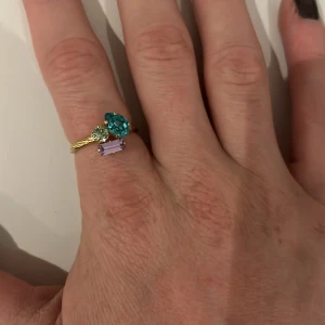 Caroline Svedbom ring  - Gott skick! Den är justerbar. Kan både frakta och mötas upp. 